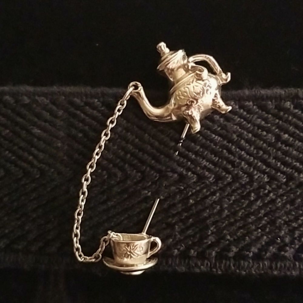 Adorable vintage Avon teapot & cup broach/pin